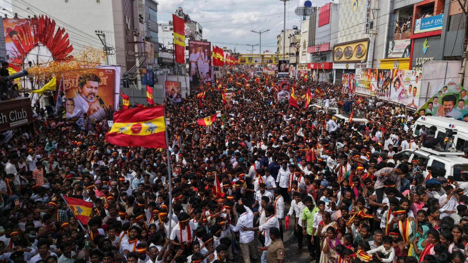 Tausende Menschen bei einer politischen Großveranstaltung in Indien | dpa