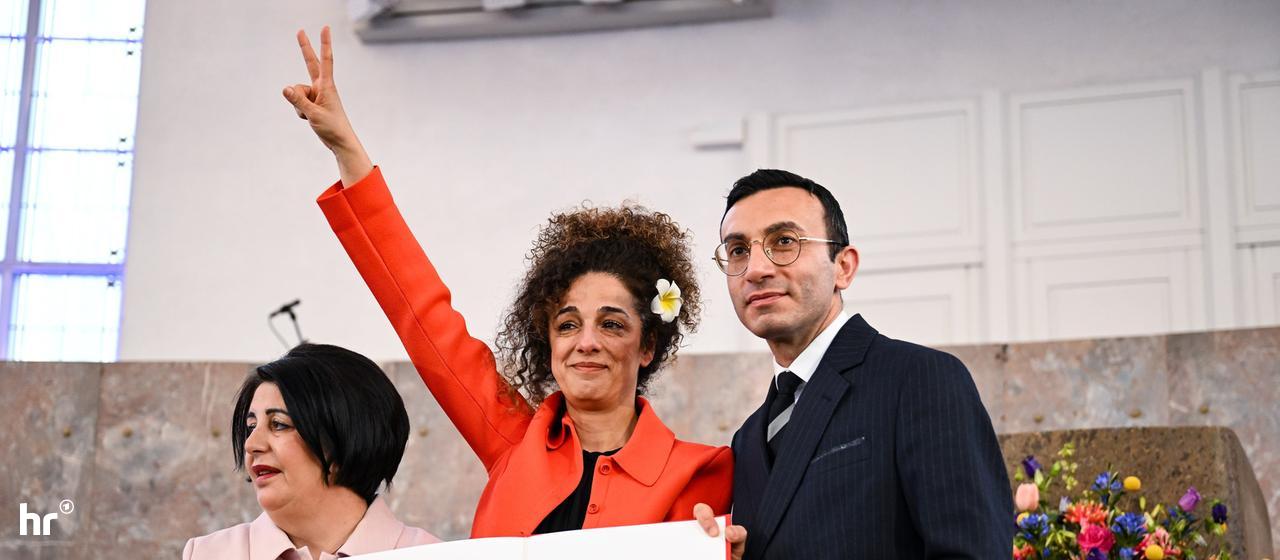 Hilime Arslaner (l, Bündnis 90/Die Grünen), Stadtverordnetenvorsteherin, und Mike Josef (SPD), Frankfurter Oberbürgermeister, zeichnen die iranische Journalistin und Autorin Masih Alinejad in der Paulskirche mit dem Europäischen Paulskirchenpreis für Demokratie aus.