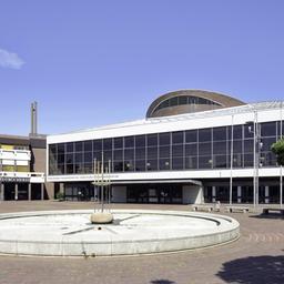Außeransicht des Gebäudes mit einem halbrunden Ausbau auf dem Dach