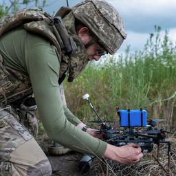 Ein Soldat bereitet eine FPV-Drohne für einen Flug vor.