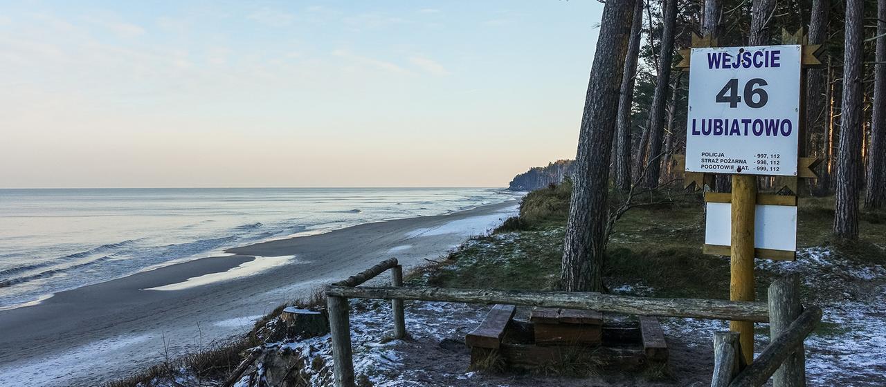 Gesamtansicht der Ostseeküste in Lubiatow (Polen) im Winter.
