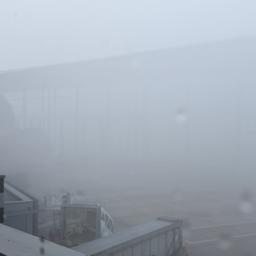 Dichter Nebel hängt am Sonntag, 28.12.2025, am Flughafen in Dortmund
