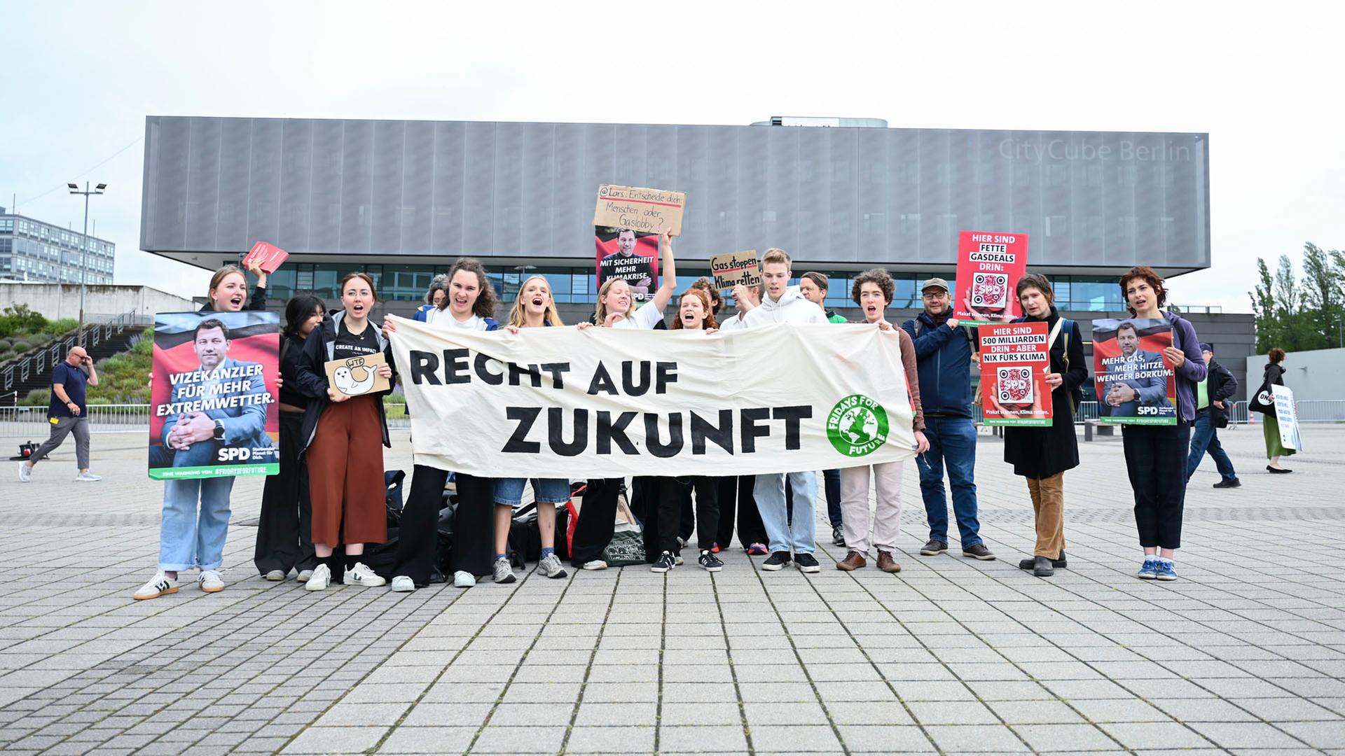 Aktivistinnen und Aktivisten bei einer Protestaktion von Fridays for Future und dem BUND für mehr Klimaschutz vor einem Tagungsgebäude in Berlin. | picture alliance/dpa