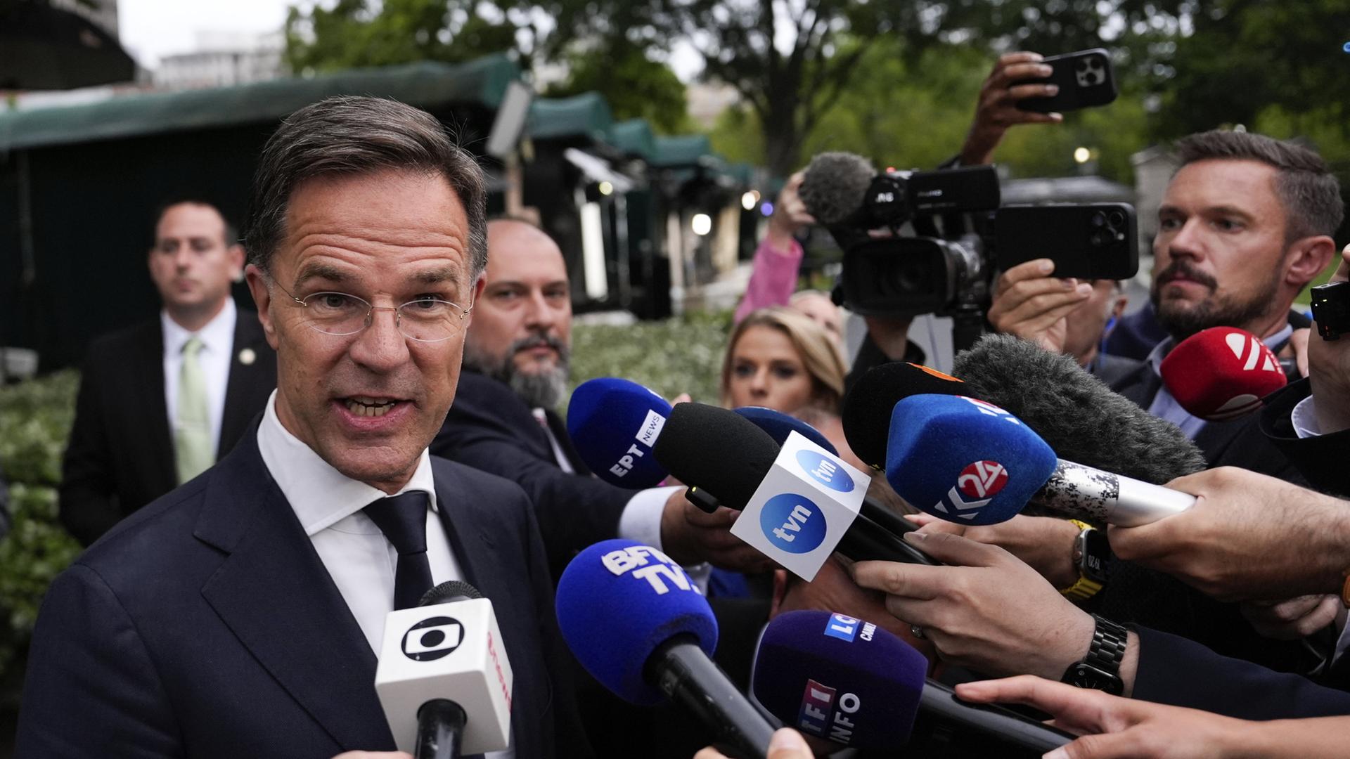 Mark Rutte spricht in mehrere Mikrofone. | AP
