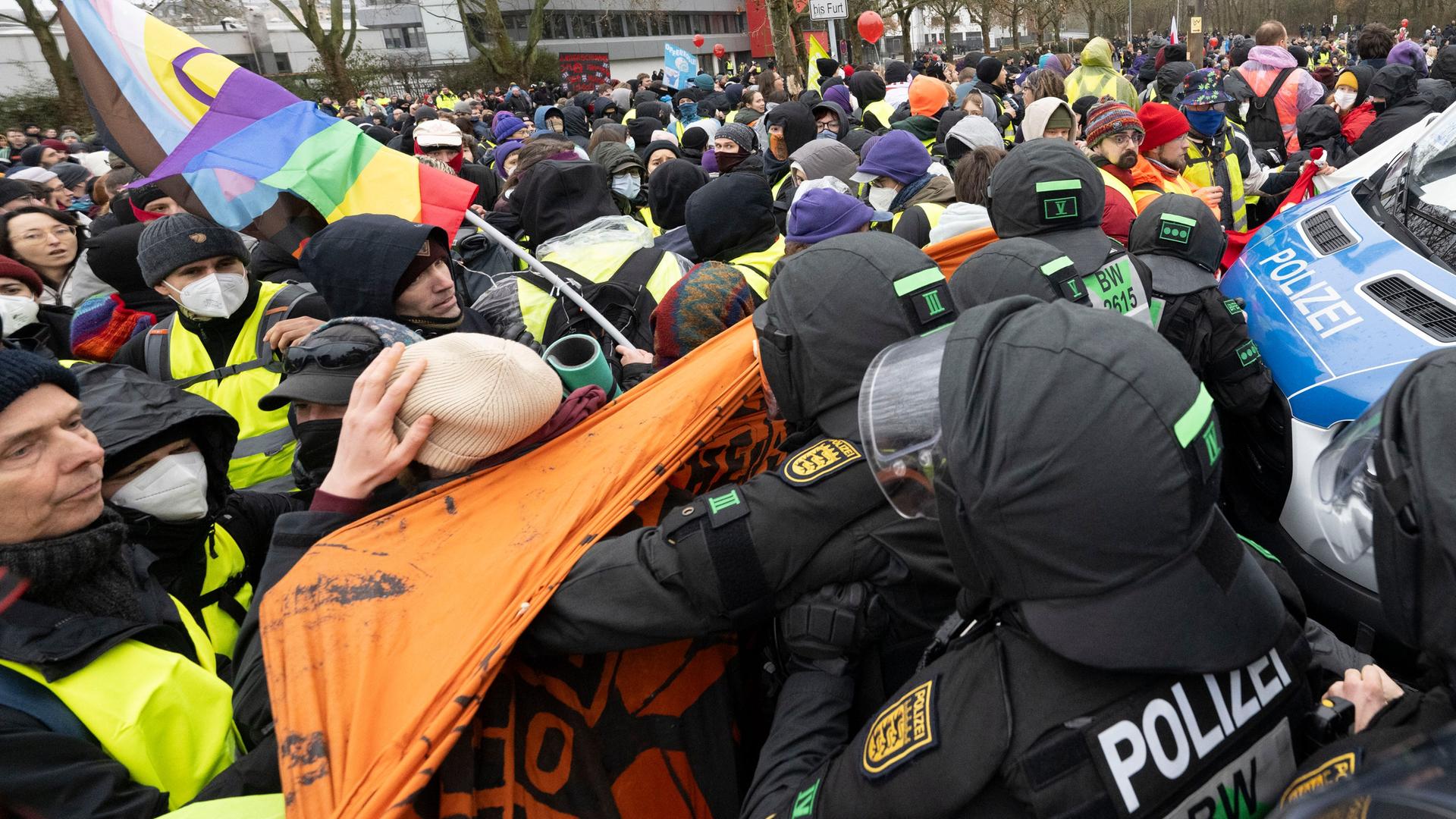 Eine Gruppe Protestierender wird von der Polizei zusammengeschoben | picture-alliance/dpa/Bernd Roessler