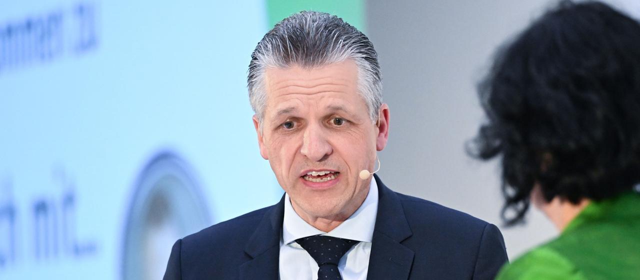 Thorsten Frei spricht vor einem Forum in der IHK in Stuttgart