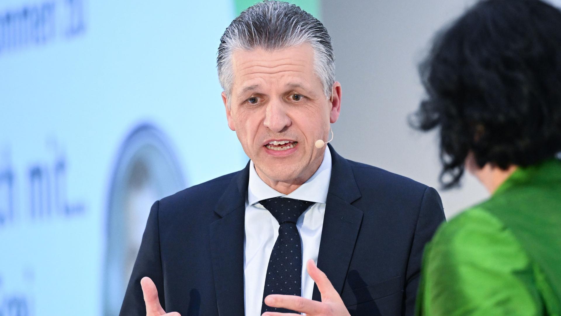 Thorsten Frei spricht vor einem Forum in der IHK in Stuttgart | Bernd Weißbrod/dpa