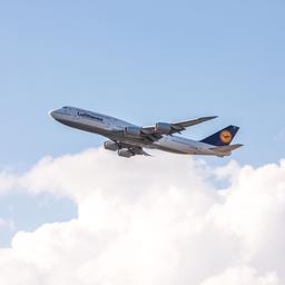 Eine Boeing 747 der Lufthansa kurz nach dem Abheben
