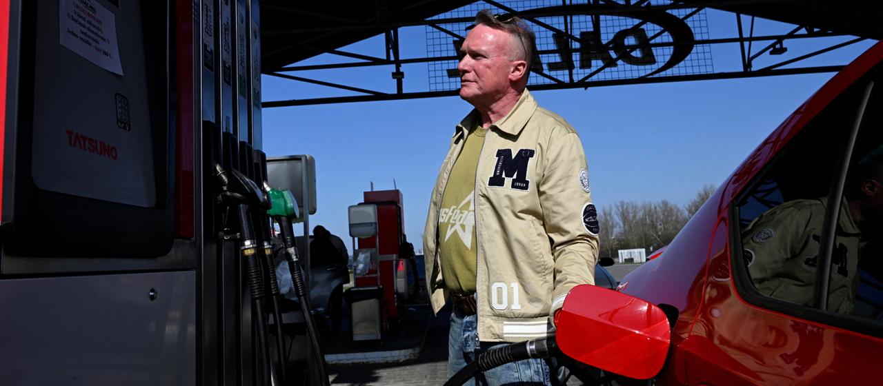 Ein Autofahrer an einer Tankstelle in Dubnica in der Slowakei.
