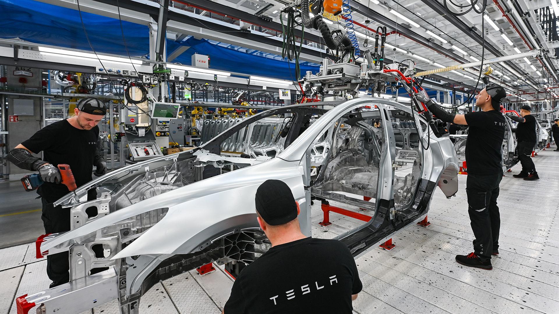 Die Produktion des Elektrofahrzeuges vom Typ Teslas Model Y in der Tesla-Gigafactory Berlin-Brandenburg. (Quelle: picture alliance/dpa/Patrick Pleul) | picture alliance/dpa/Patrick Pleul