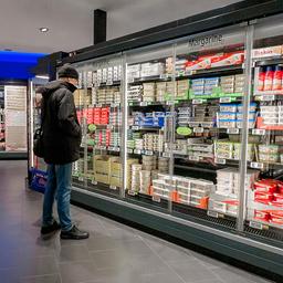 Kunde in einem Supermarkt.