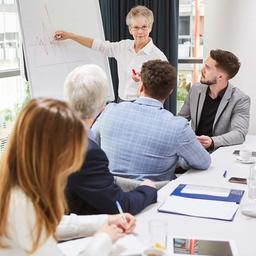 Lehrkraft und Seminarteilnehmer.