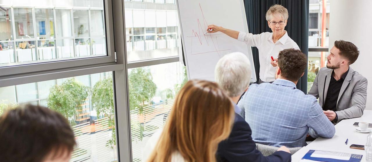 Lehrkraft und Seminarteilnehmer.