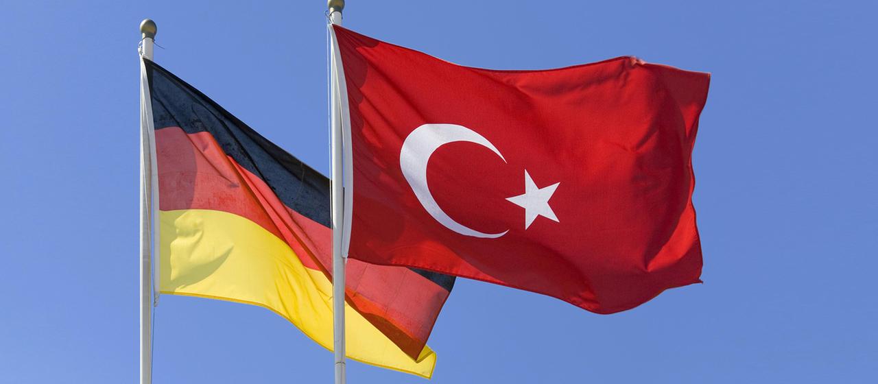 Deutsche und türkische Flagge | picture alliance / imageBROKER Deutsche und türkische Flagge