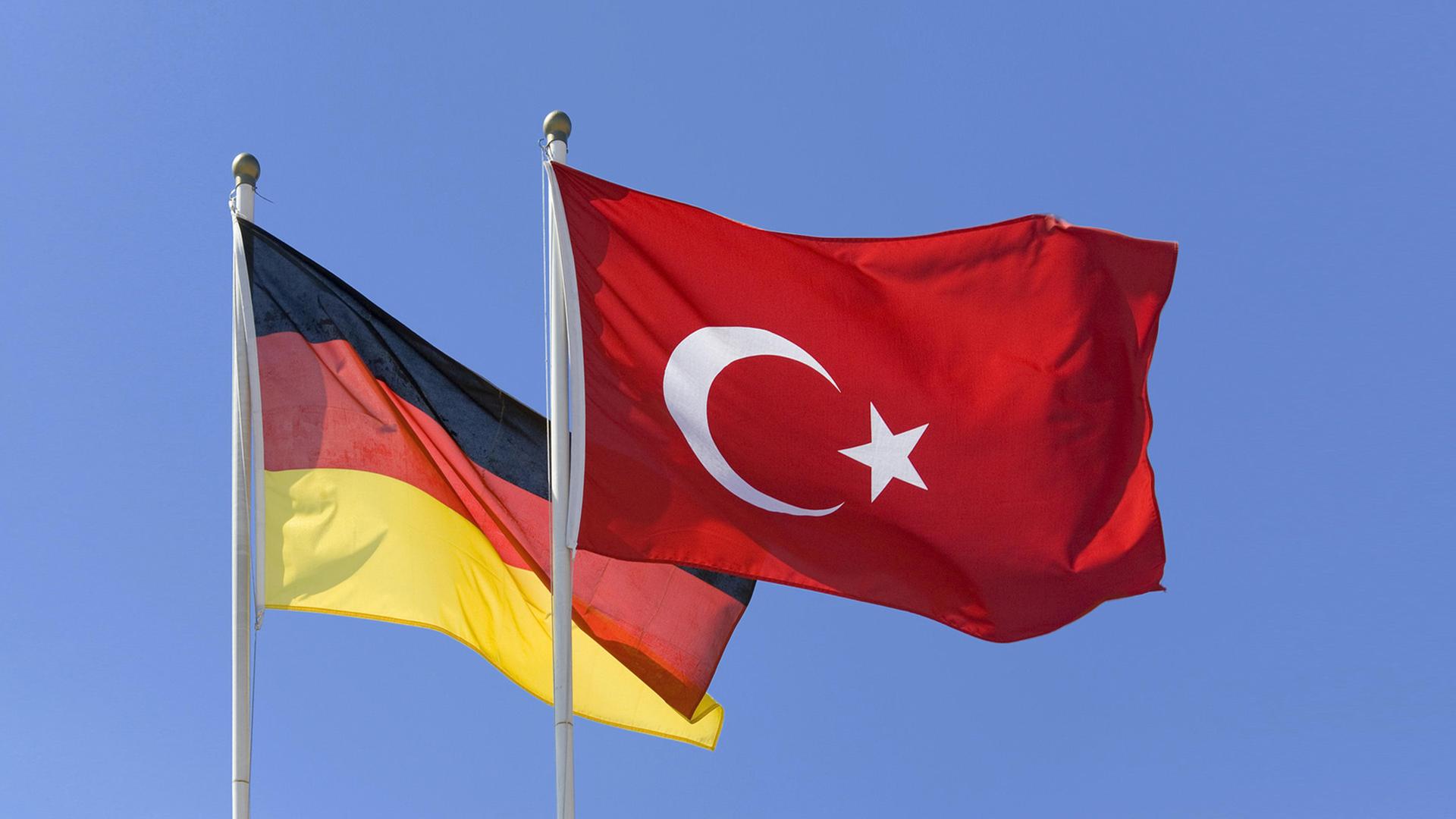 Deutsche und tĂŒrkische Flagge | picture alliance / imageBROKER