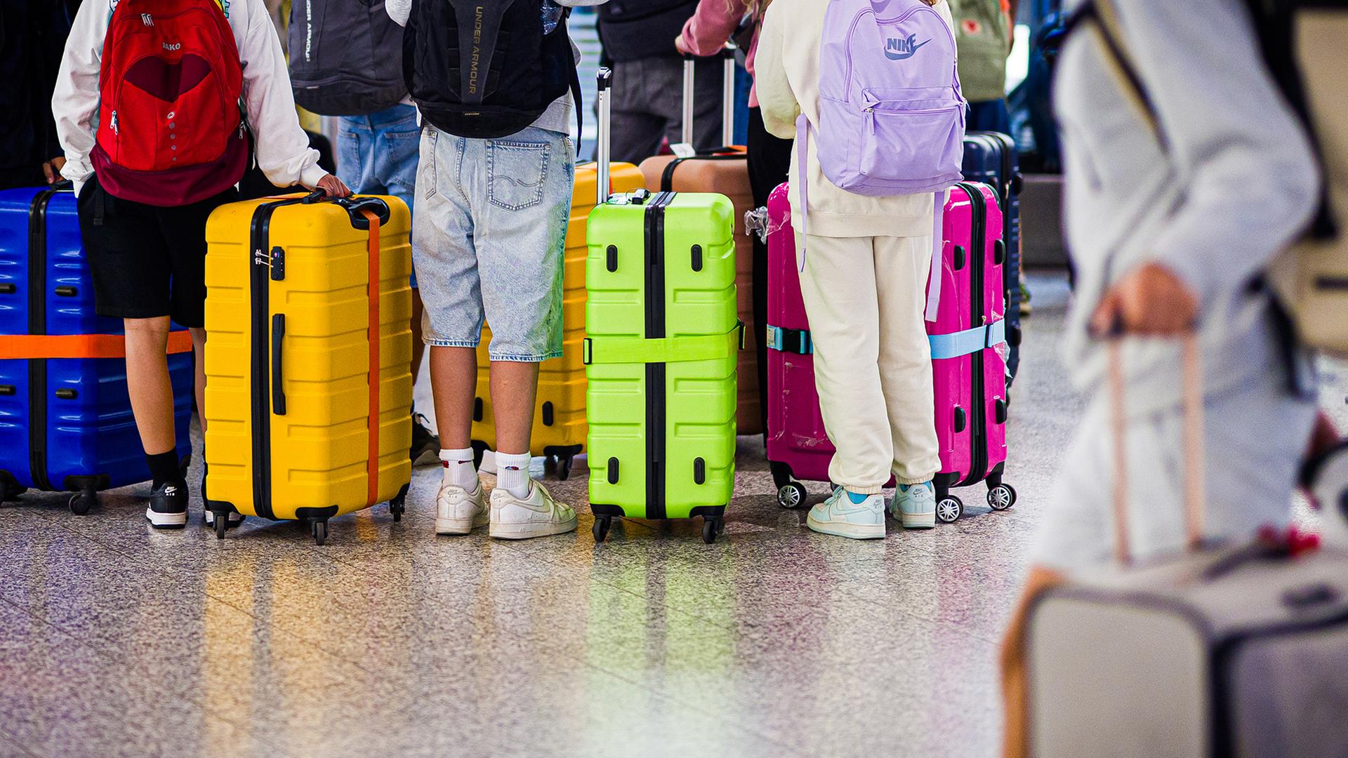 Fluggäste warten am frühen Morgen im Flughafen Hannover-Langenhagen.