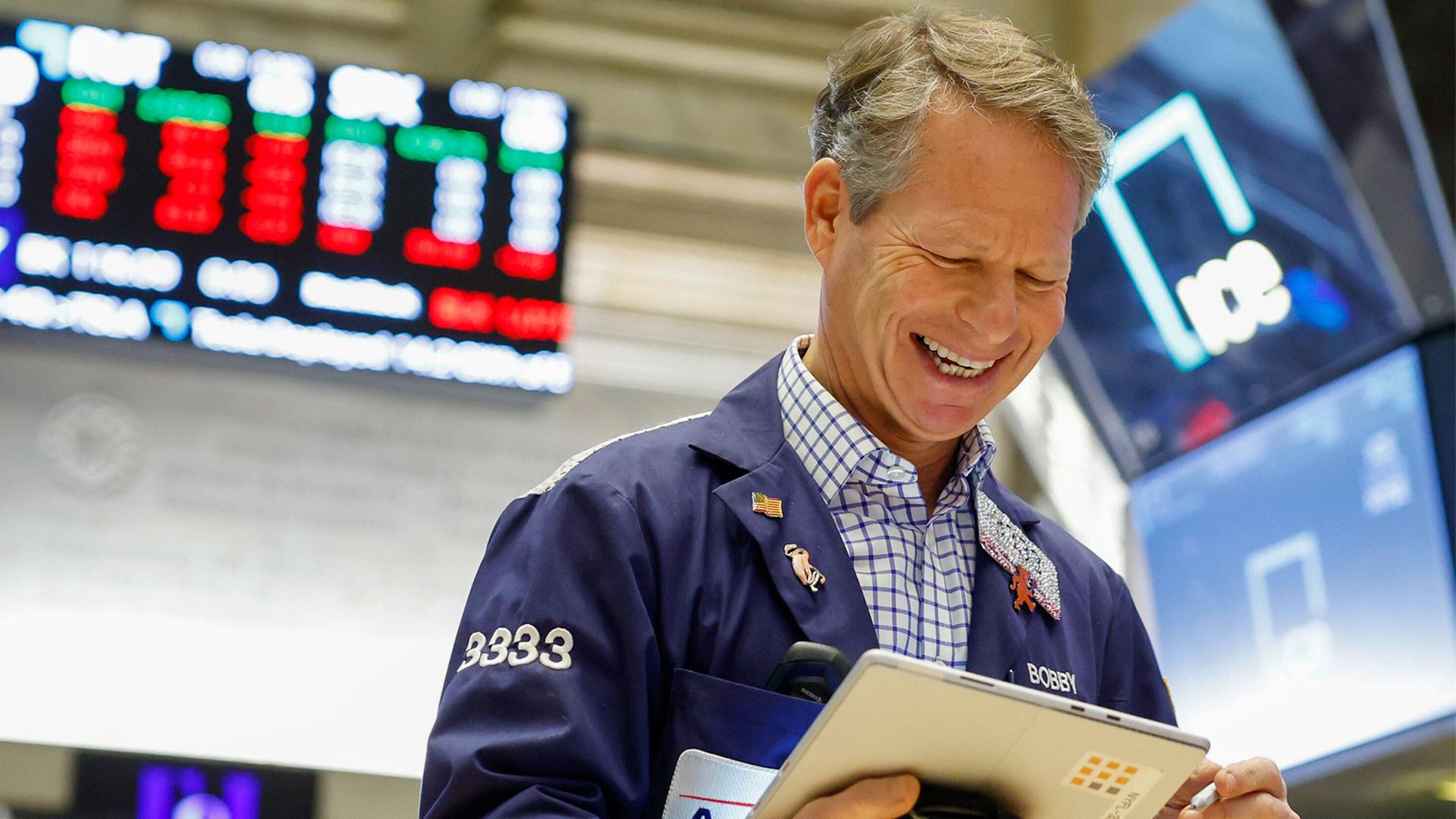 Börsenhändler auf dem Parkett der New Yorker Börse. | picture alliance / newscom