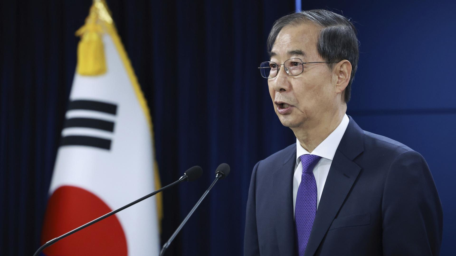 Han Duck Soo w�hrend einer Pressekonferenz | dpa