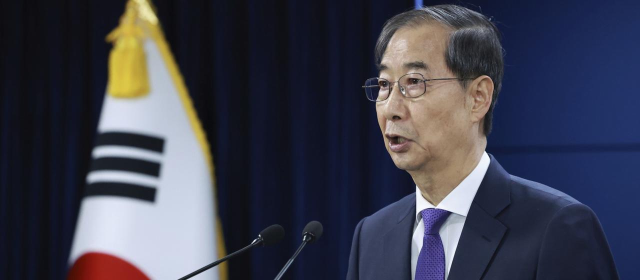 Han Duck Soo during a press conference