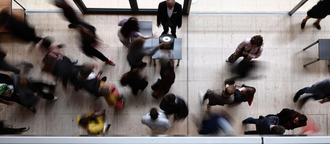 Abgeordnete geben bei einer namentlichen Abstimmung im Bundestag ihre Stimmen ab. 