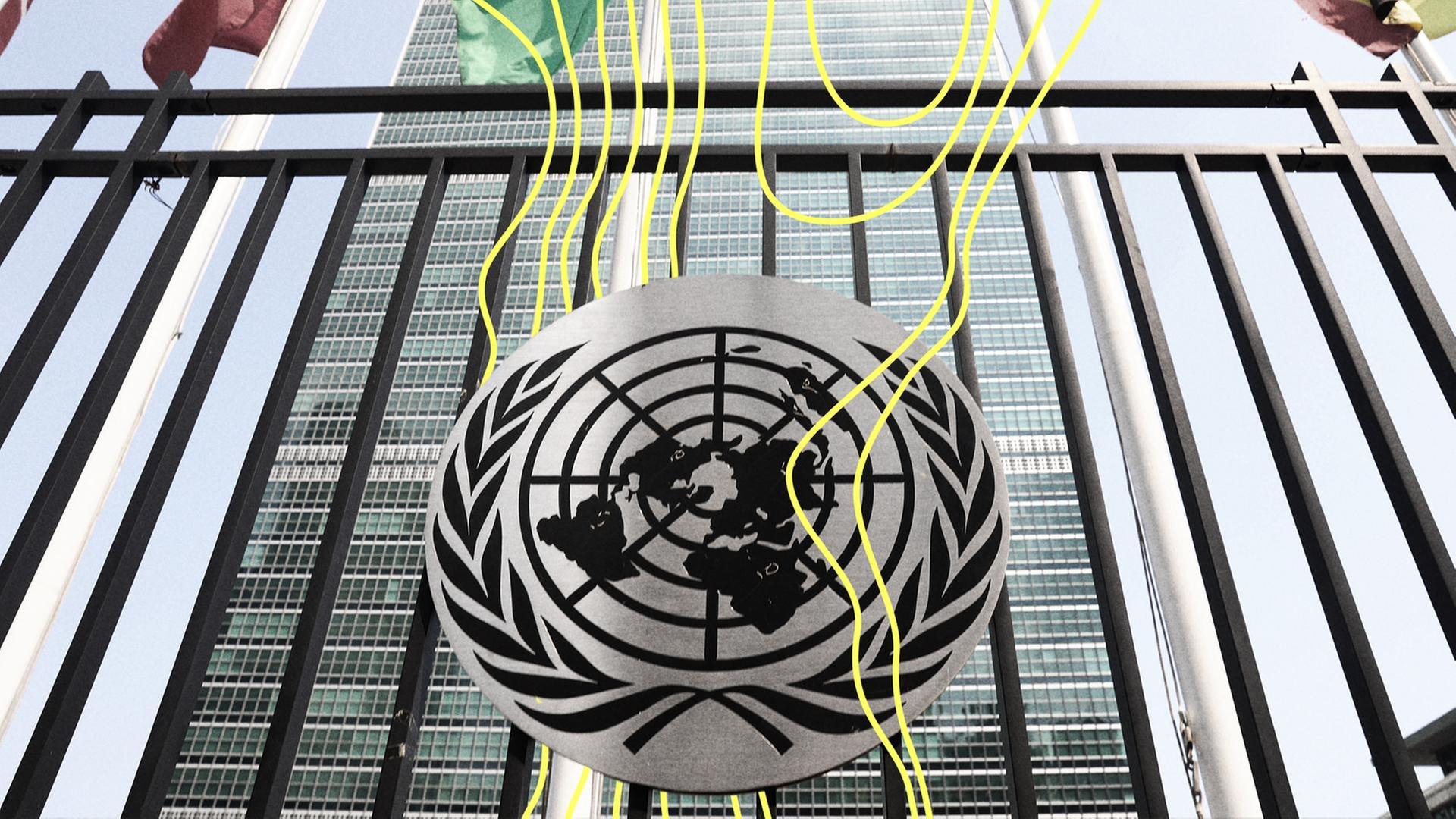 Das Emblem der Vereinten Nationen ist am Hauptgebäude der Vereinten Nationen in New York City, USA, zu sehen. | picture alliance / NurPhoto, Jakub Porzycki
