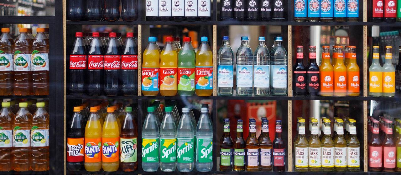 Zuckerhaltige Getränke stehen im Schaufenster eines Kiosks.