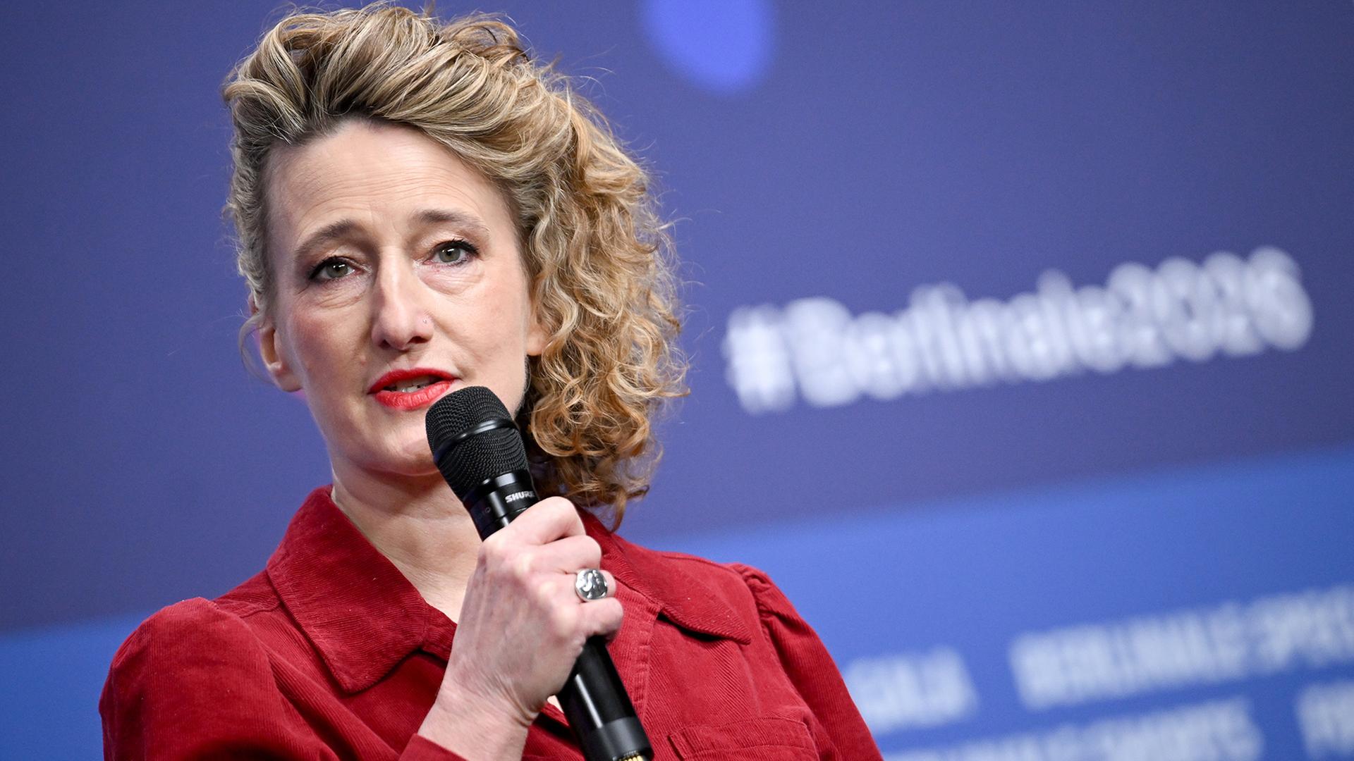 Die Direktorin der Berlinale, Tricia Tuttle, spricht bei der Preisverleihung der unabhängigen Jurys im Rahmen der Berlinale am 21.02.2026. ( Quelle: picture alliance/dpa/Britta Pedersen) | picture alliance/dpa/Britta Pedersen