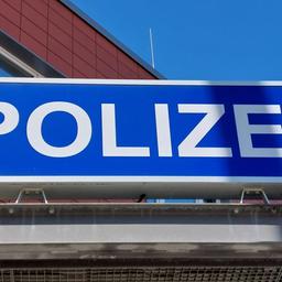 Ein Polizei-Schild auf einem Dienstgebäude in Neubrandneburg.