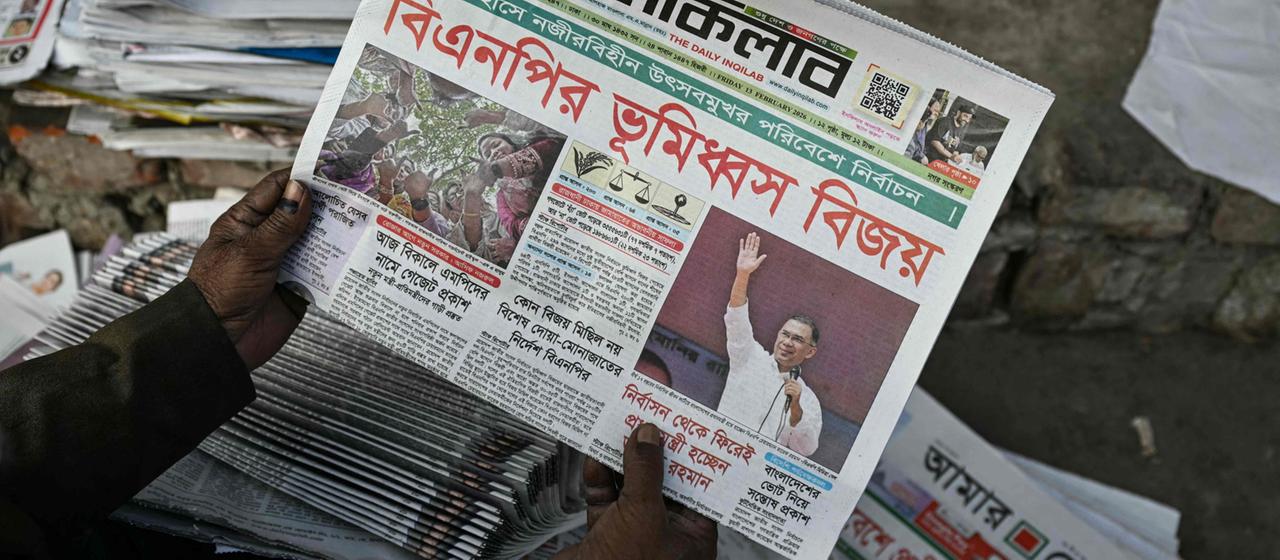 Eine Zeitung mit einer Titelseite mit Wahlkandidat Tarique Rahman zu sehen.