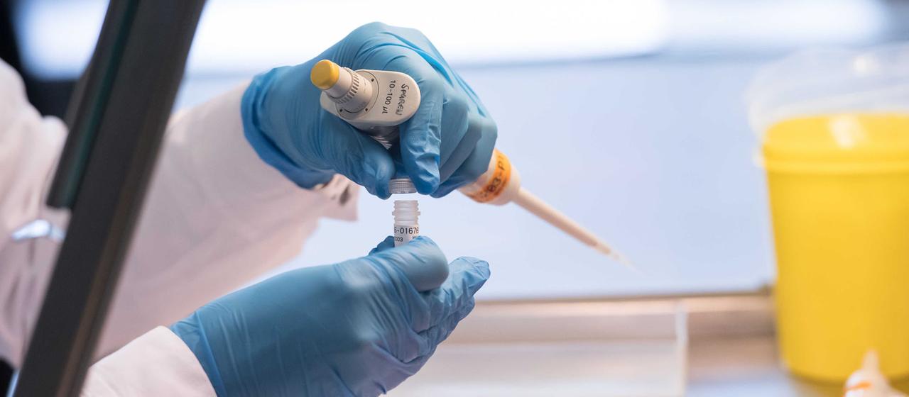 Eine Labormitarbeiterin bereitet eine DNA-Probe für die molekularbiologische Analyse vor. | picture alliance / Sven Hoppe/dp Eine Labormitarbeiterin bereitet eine DNA-Probe für die molekularbiologische Analyse vor.