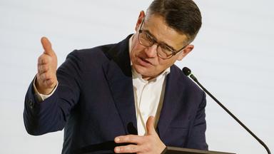 Hessens Ministerpräsident kündigt auf Pressekonferenz in Wiesbaden Koalitionsverhandlungen mit der SPD an.