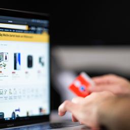 Person kauft am Black Friday bei Amazon