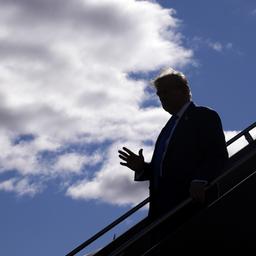 Donald Trump entsteigt einem Flugzeug. 