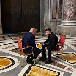 Trump und Selenskyj sprechen miteinander im Vatikan.