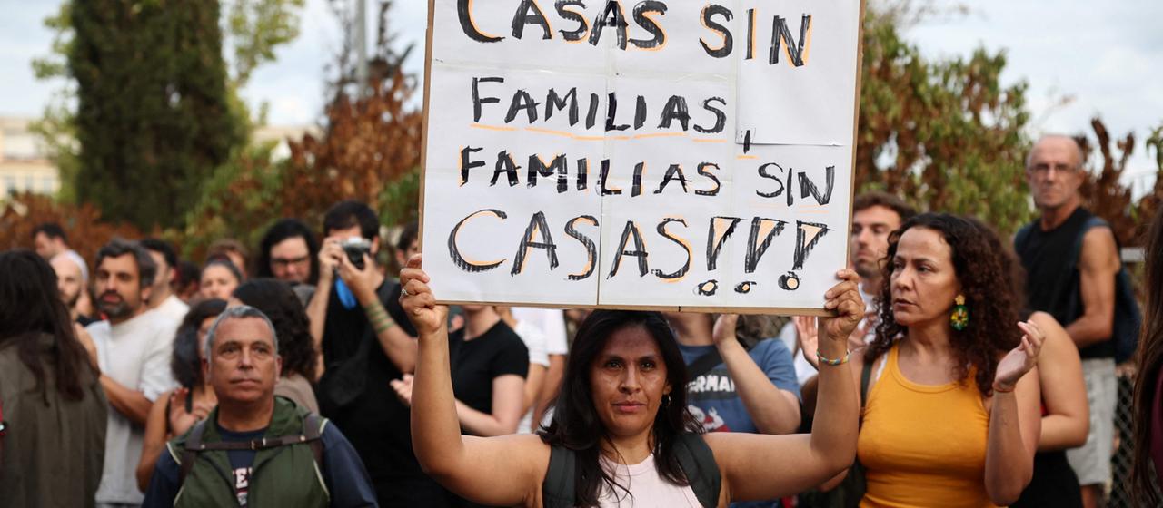 Demonstranten protestieren gegen Zwangsräumungen und die Wohnungskrise in Spanien