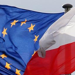 Die Fahnen der Europäischen Union (EU) und von Polen wehen am deutsch-polnischen Grenzübergang (Archivbild).