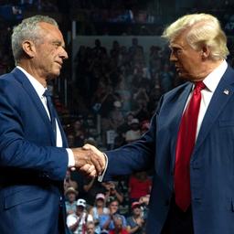 Handschlag auf einer Wahlkampfveranstaltung in Arizona im August: Robert F. Kennedy Jr. und Donald Trump