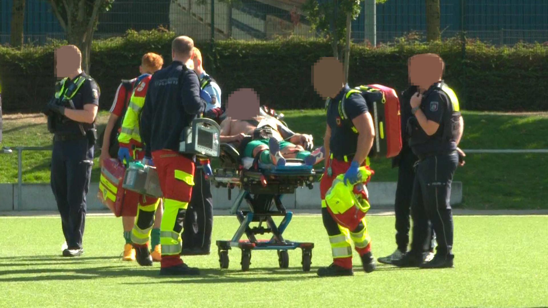 Zuschauer verletzt Fußballer mit Klappstuhl