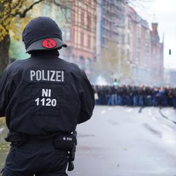 Fußballfans auf dem Weg zum Stadion von Hannover 96 werden von der Polizei begleitet.