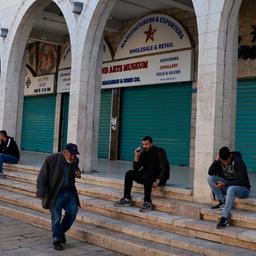 Passanten vor geschlossenen Geschäften in Bethlehem