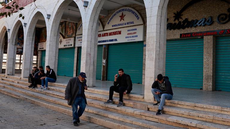 Passanten vor geschlossenen Geschäften in Bethlehem