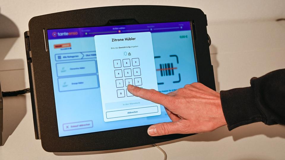 Eine Kundin bedient die Selfcheckout-Kasse in einem 24-Stunden-Laden