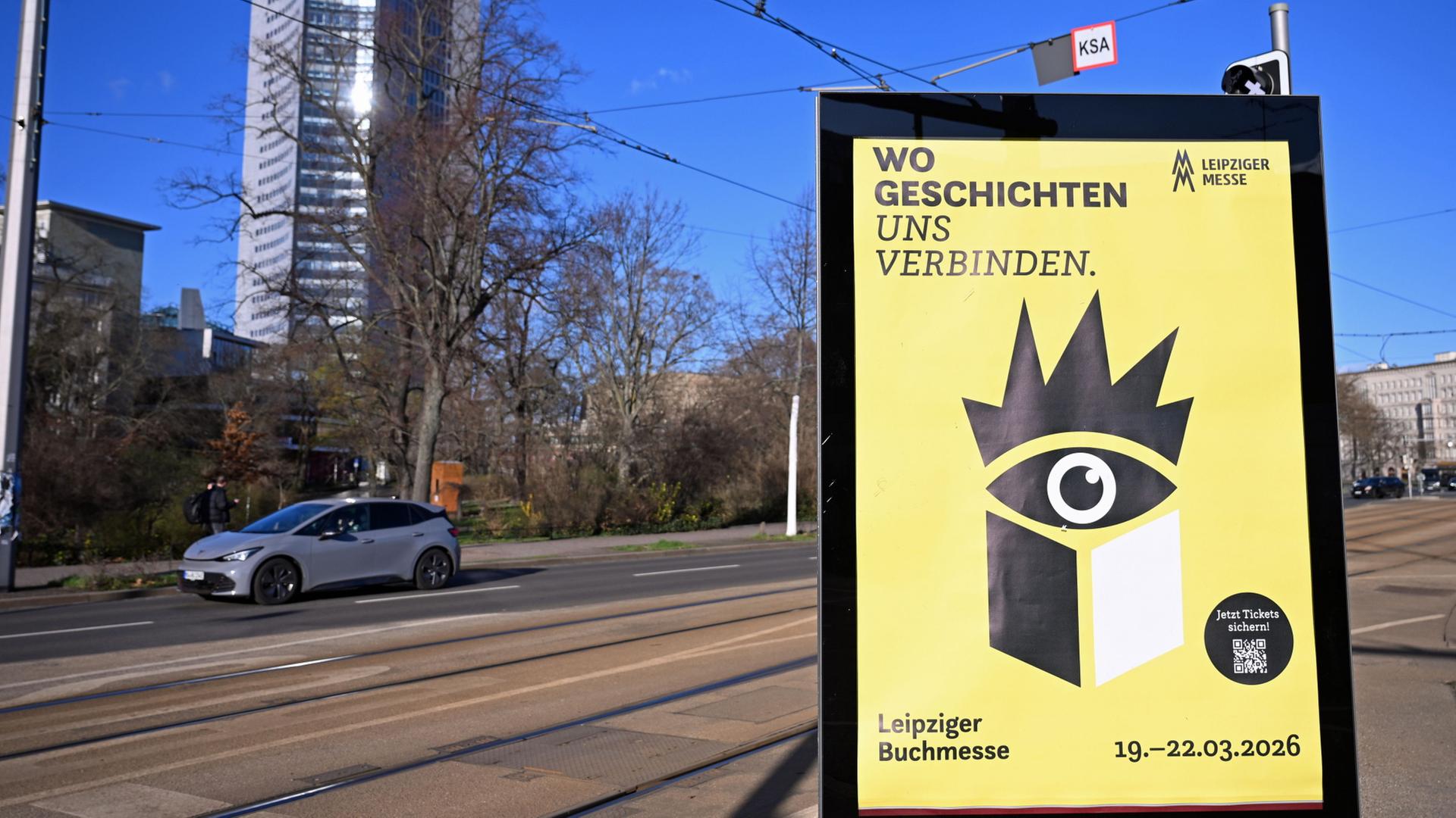 Ein Plakat wirbt für die Leipziger Buchmesse, im Hintergrund steht der Panorama Tower in Leipzig. | Jennifer Brückner/dpa