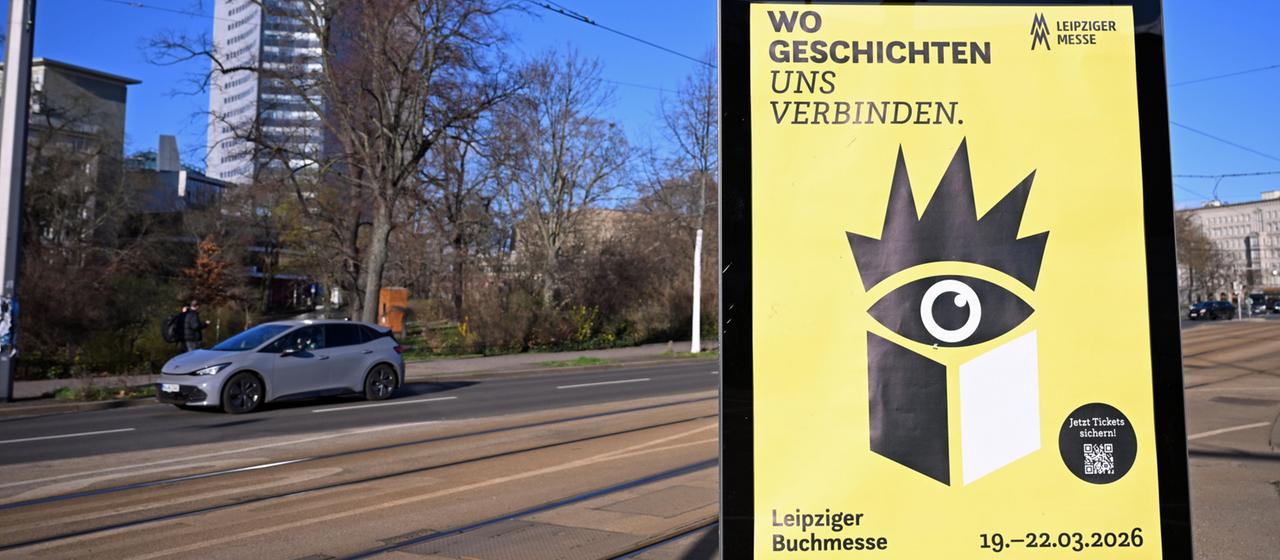 Ein Plakat wirbt für die Leipziger Buchmesse, im Hintergrund steht der Panorama Tower in Leipzig.
