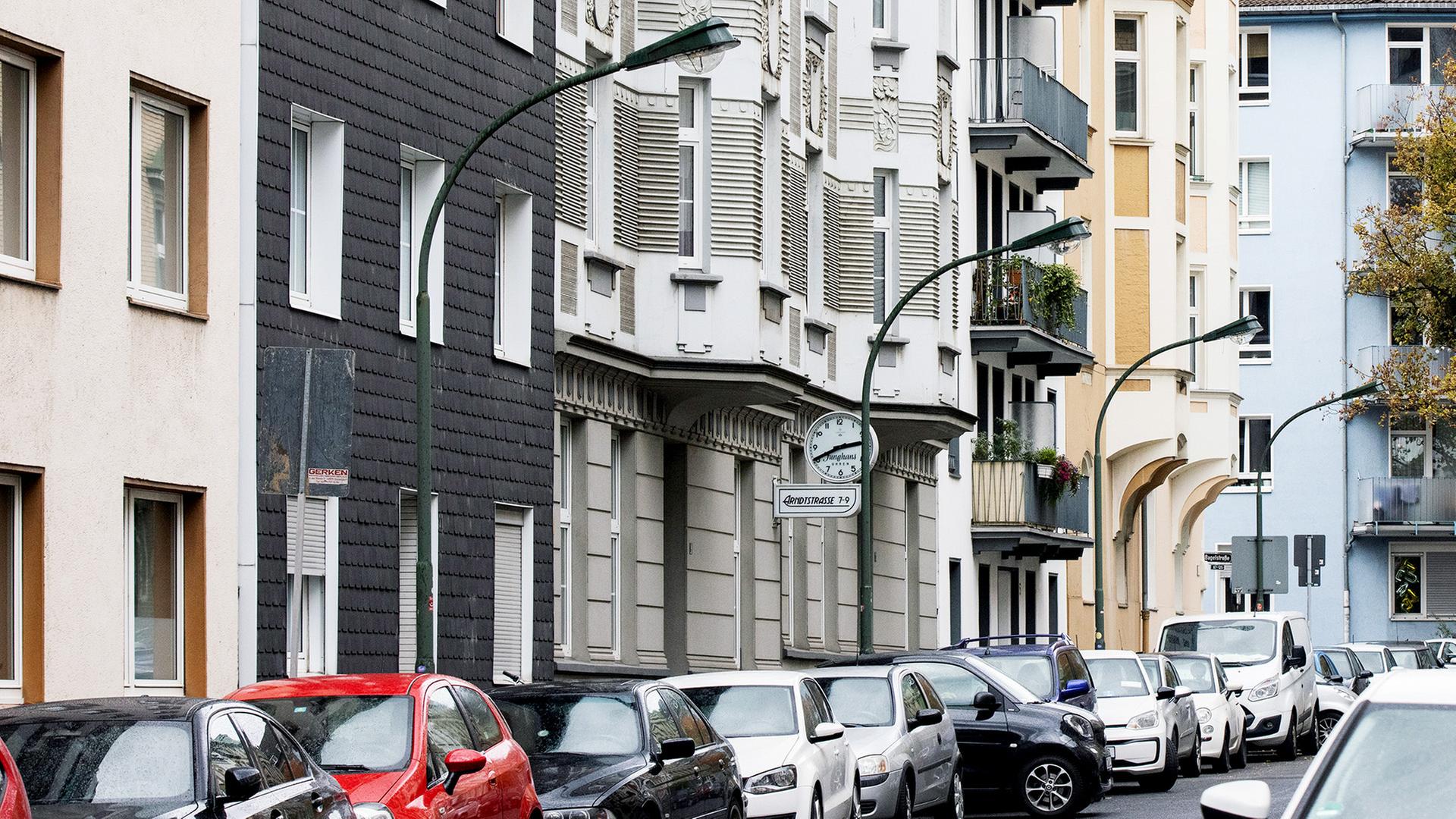 Autos parken in einem Wohngebiet | dpa