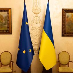 Eine ukrainische und eine europäische Flagge sind im Ministerkabinett der Ukraine zu sehen.