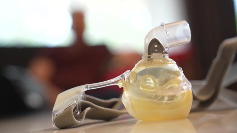 Eine Atemmaske von Philips liegt auf einem Tisch.