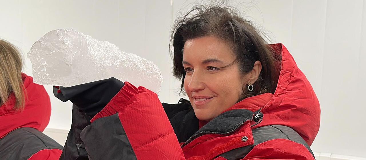 Dorothee Bär schaut sich in einem Eislabor Meereis-Proben an.