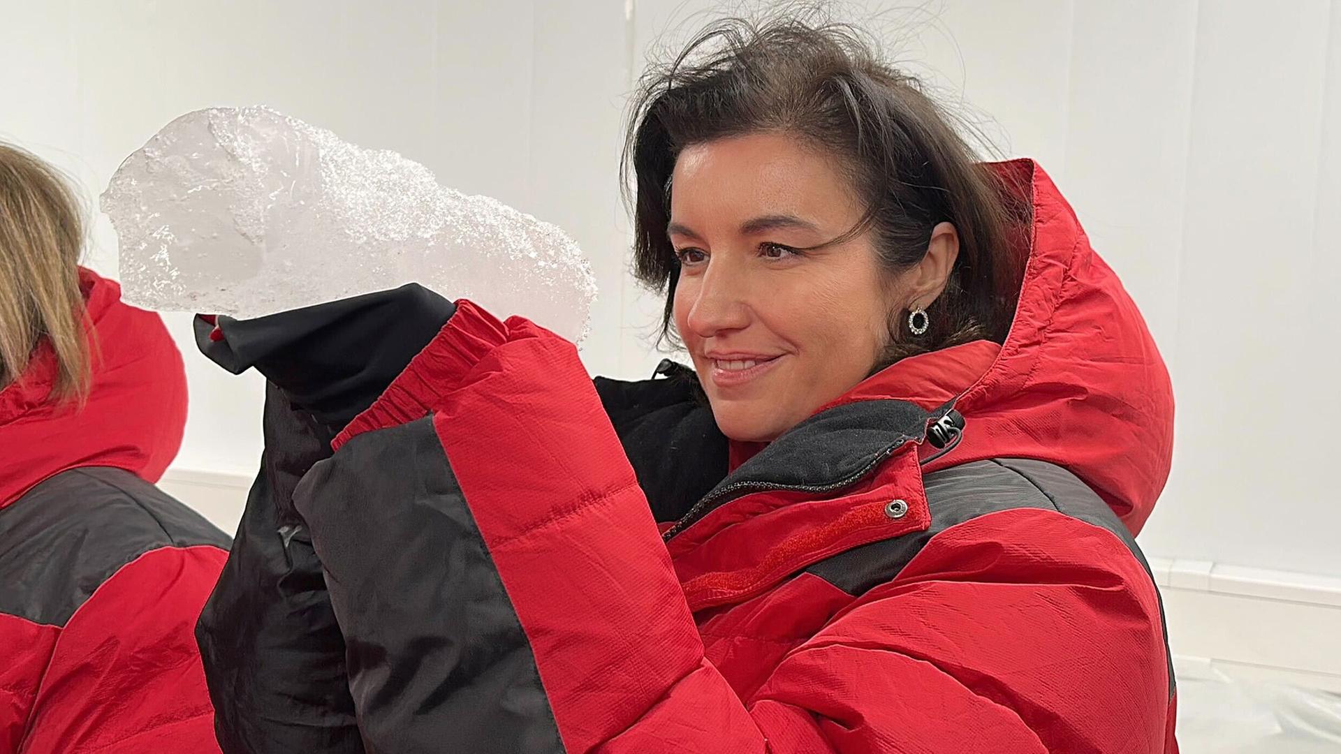Dorothee Bär schaut sich in einem Eislabor Meereis-Proben an. | Jörg Ratzsch/dpa
