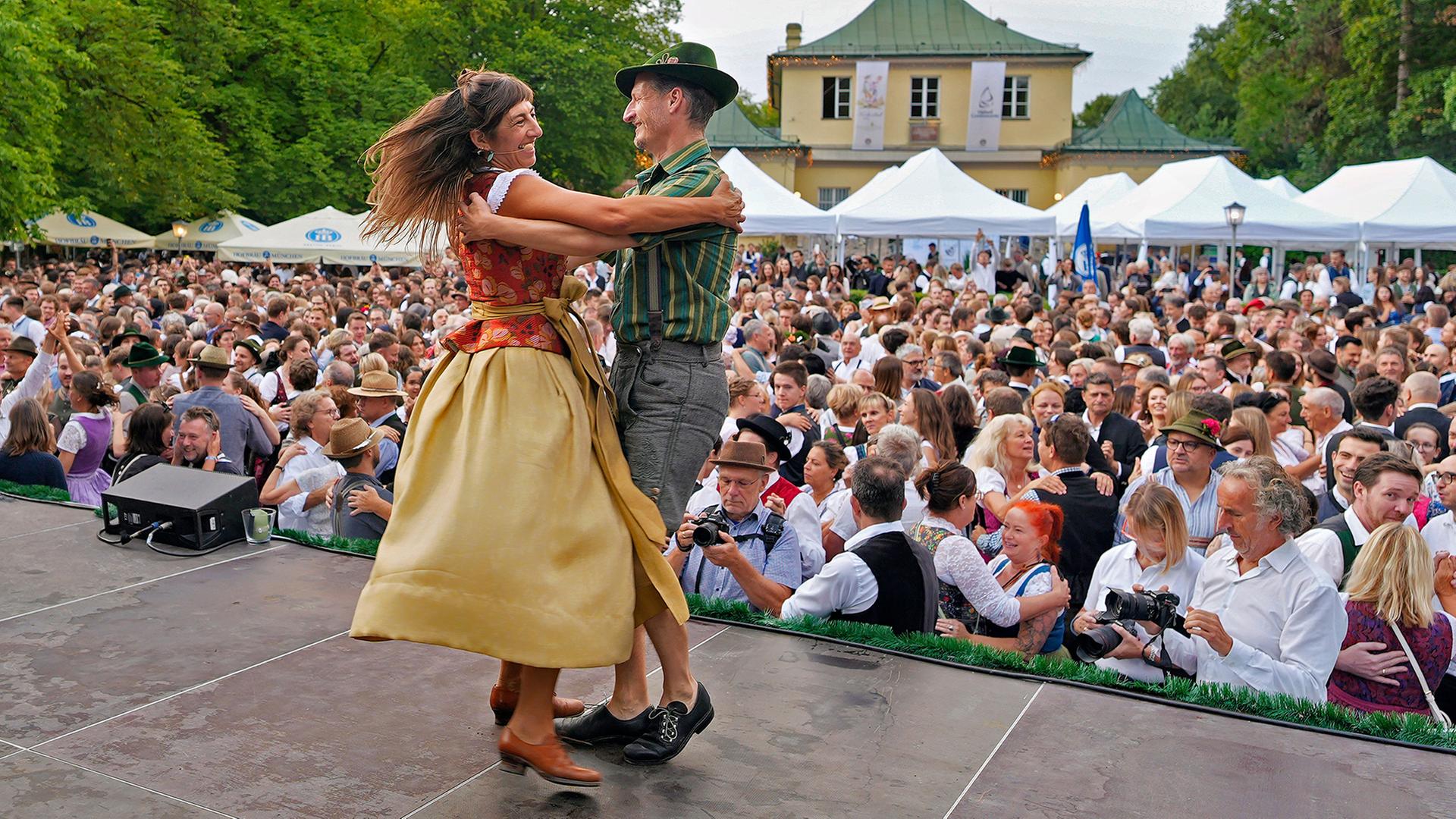 Kocherlball am Chinesischen Turm, Oldtimer in Paris, "La Traviata" am Bodensee